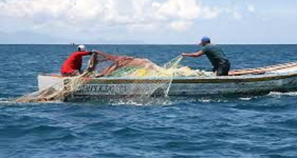 Veinte mil pescadores afectados por derrames reciben apoyos
