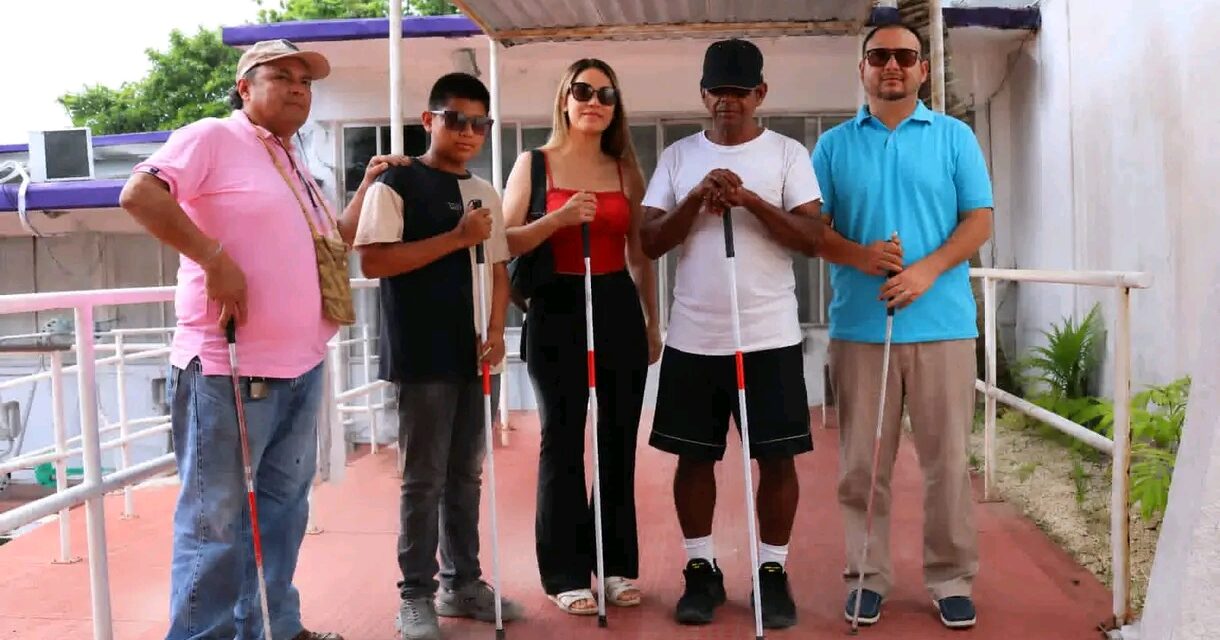 Con apoyo del DIF, avanzan participantes del taller en uso del bastón blanco