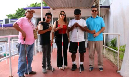 Con apoyo del DIF, avanzan participantes del taller en uso del bastón blanco