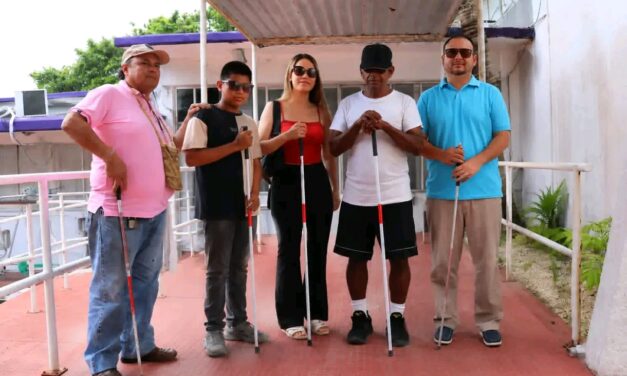 Con apoyo del DIF, avanzan participantes del taller en uso del bastón blanco