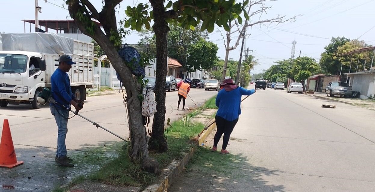Implementa Coatzacoalcos jornada de limpieza profunda e imagen urbana en la colonia Frutos de la Revolución