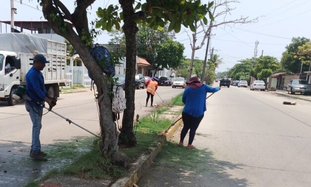 Implementa Coatzacoalcos jornada de limpieza profunda e imagen urbana en la colonia Frutos de la Revolución