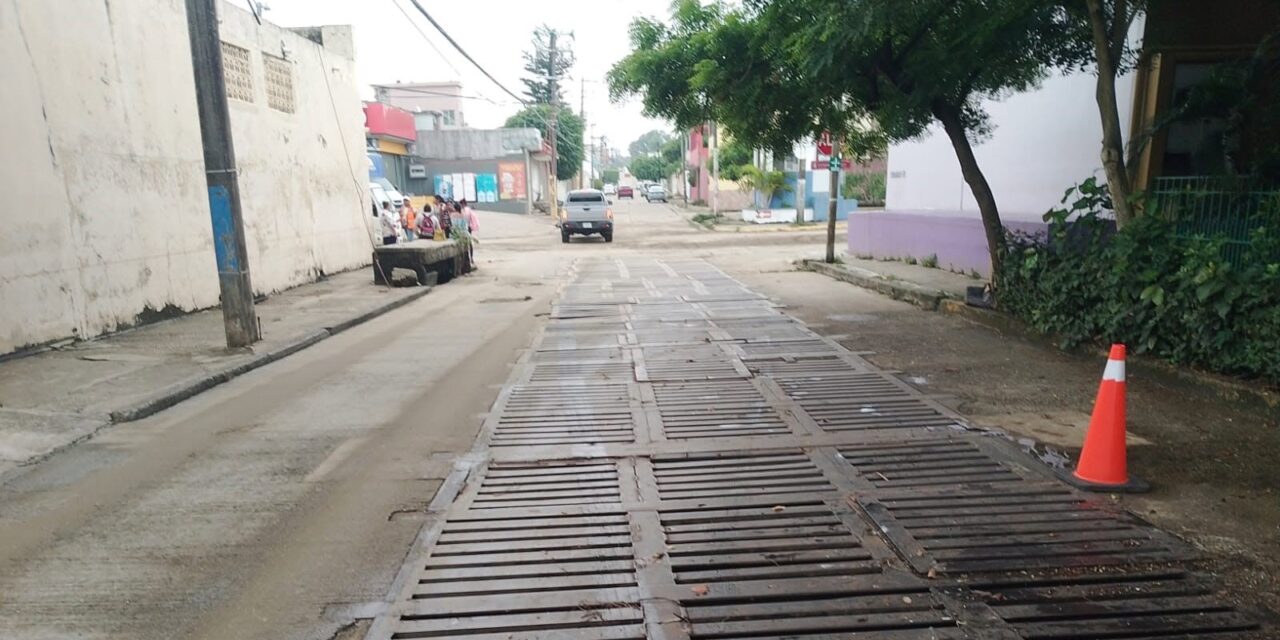 Implementa Limpia Pública jornada de desazolve en la colonia Petrolera de Coatzacoalcos