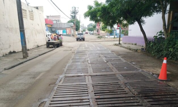 Implementa Limpia Pública jornada de desazolve en la colonia Petrolera de Coatzacoalcos