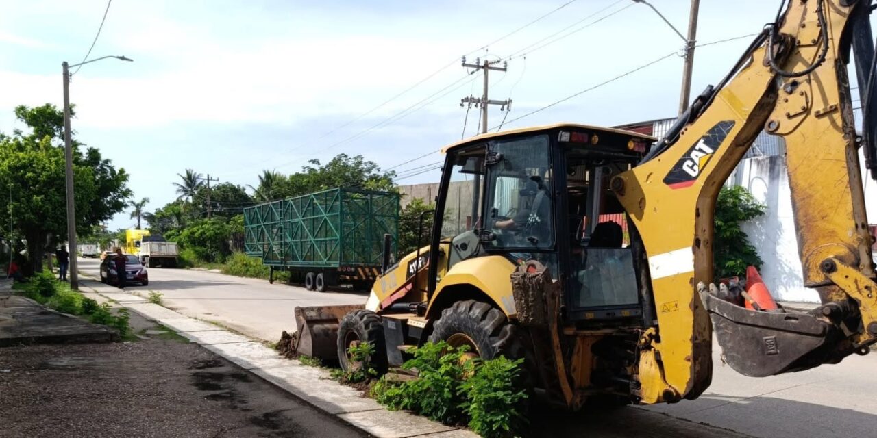Despliegan operativo de limpia pública y mantenimiento urbano en colonias de Coatzacoalcos