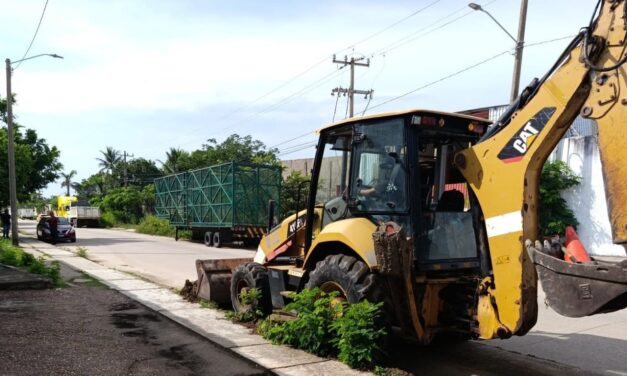 Despliegan operativo de limpia pública y mantenimiento urbano en colonias de Coatzacoalcos