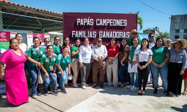 Festeja el Ayuntamiento de Coatzacoalcos a los padres de familia con jornada de servicios y convivencia