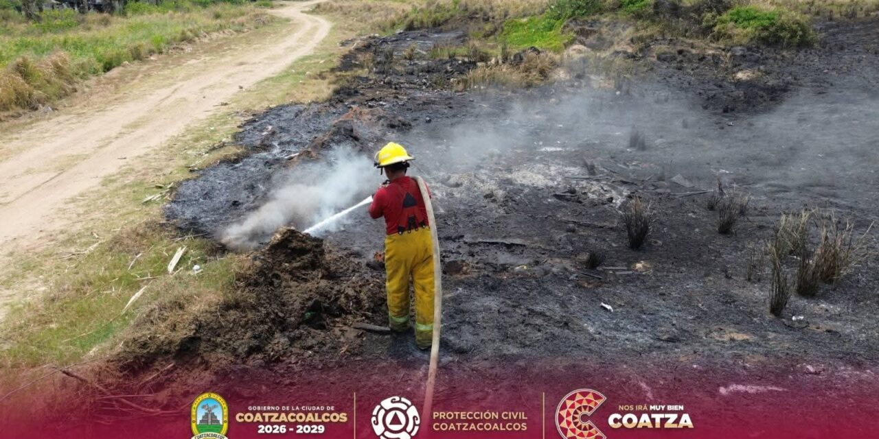 Bomberos y Protección Civil controlan incendios de pastizales en Coatzacoalcos y Villa Allende