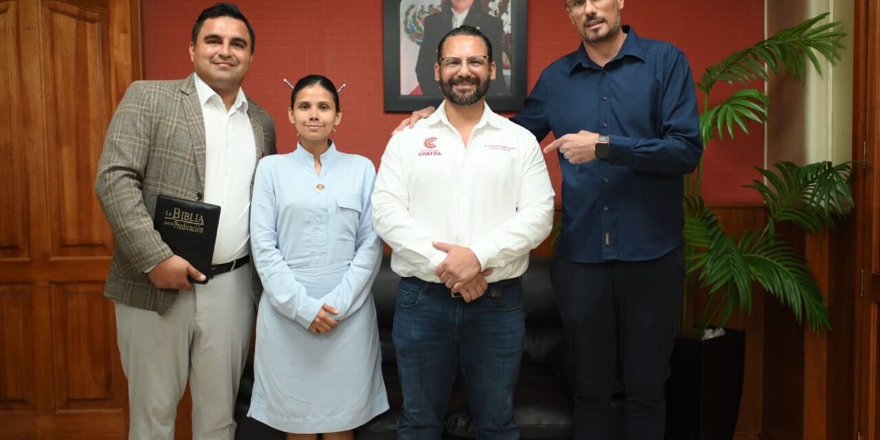 Alcalde de Coatzacoalcos recibe a representantes religiosos para coordinar evento en el Hemiciclo