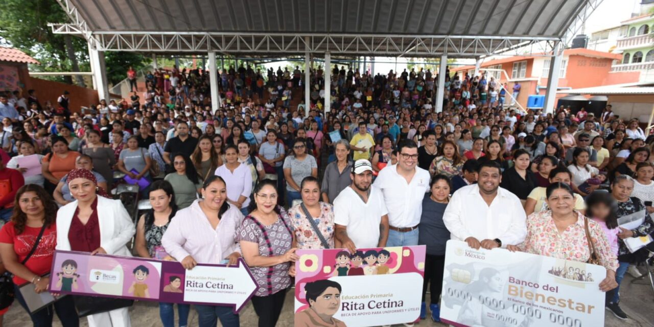 Reciben 738 estudiantes de Xalapa tarjetas Rita Cetina para útiles y uniformes escolares