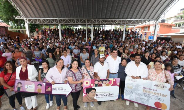 Reciben 738 estudiantes de Xalapa tarjetas Rita Cetina para útiles y uniformes escolares