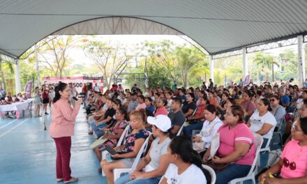 Reciben 289 estudiantes de Tuxpan Beca Rita Cetina
