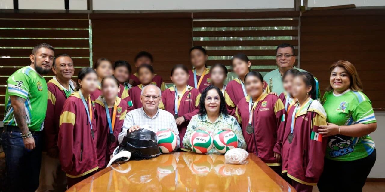 Reconocen a equipo femenil de voleibol de Jáltipan por lograr medalla de oro