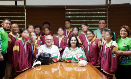 Reconocen a equipo femenil de voleibol de Jáltipan por lograr medalla de oro