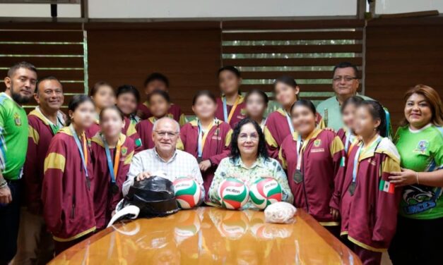 Reconocen a equipo femenil de voleibol de Jáltipan por lograr medalla de oro
