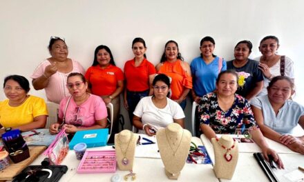 Coatzacoalcos fortalece apoyo integral a mujeres con asesorías y talleres