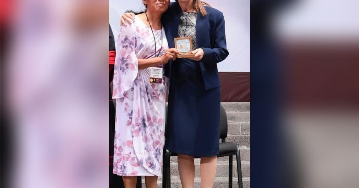 Docente de educación indígena de Veracruz recibe Medalla Maestro Manuel Altamirano