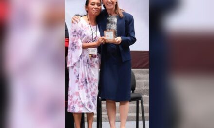 Docente de educación indígena de Veracruz recibe Medalla Maestro Manuel Altamirano