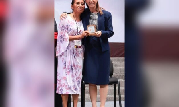 Docente de educación indígena de Veracruz recibe Medalla Maestro Manuel Altamirano