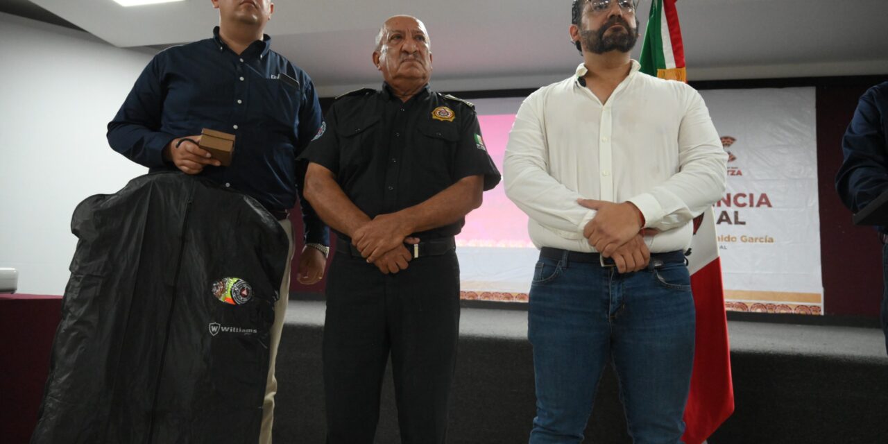 Alcalde de Coatzacoalcos reconoce 50 años de servicio del comandante de bomberos, Jorge García Cruz