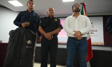 Alcalde de Coatzacoalcos reconoce 50 años de servicio del comandante de bomberos, Jorge García Cruz