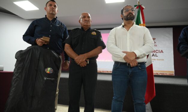 Alcalde de Coatzacoalcos reconoce 50 años de servicio del comandante de bomberos, Jorge García Cruz