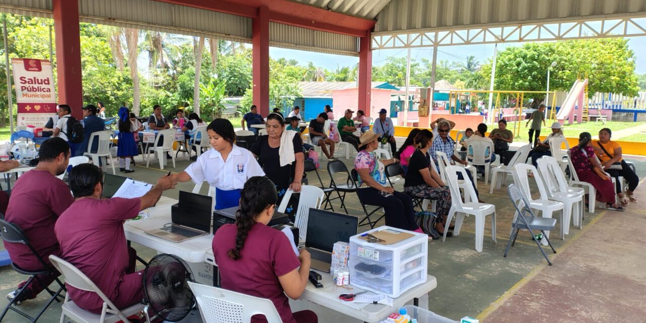 Unidad Médica Móvil beneficia a habitantes del ejido Colorado con atención gratuita