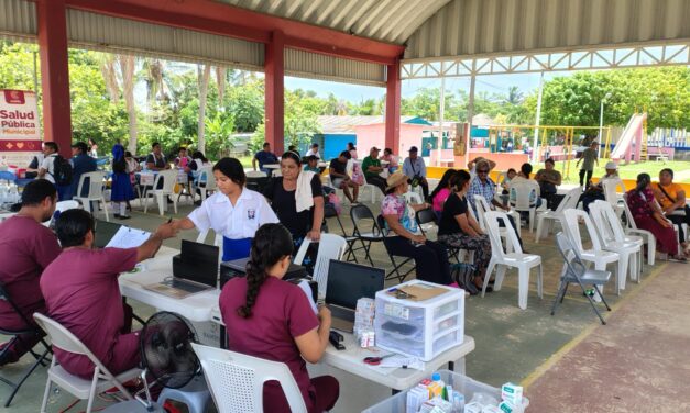 Unidad Médica Móvil beneficia a habitantes del ejido Colorado con atención gratuita
