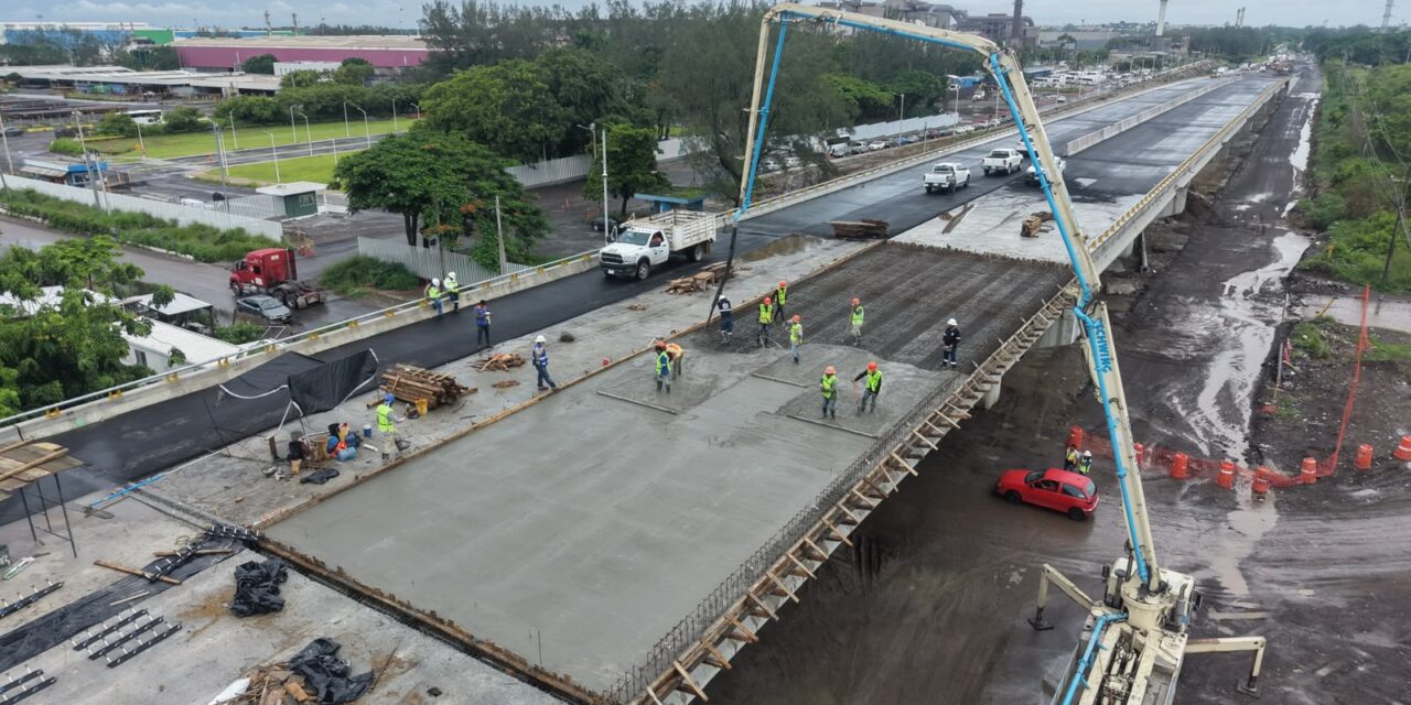 Concluye SICT colado de losas del distribuidor vial de acceso al Puerto de Veracruz