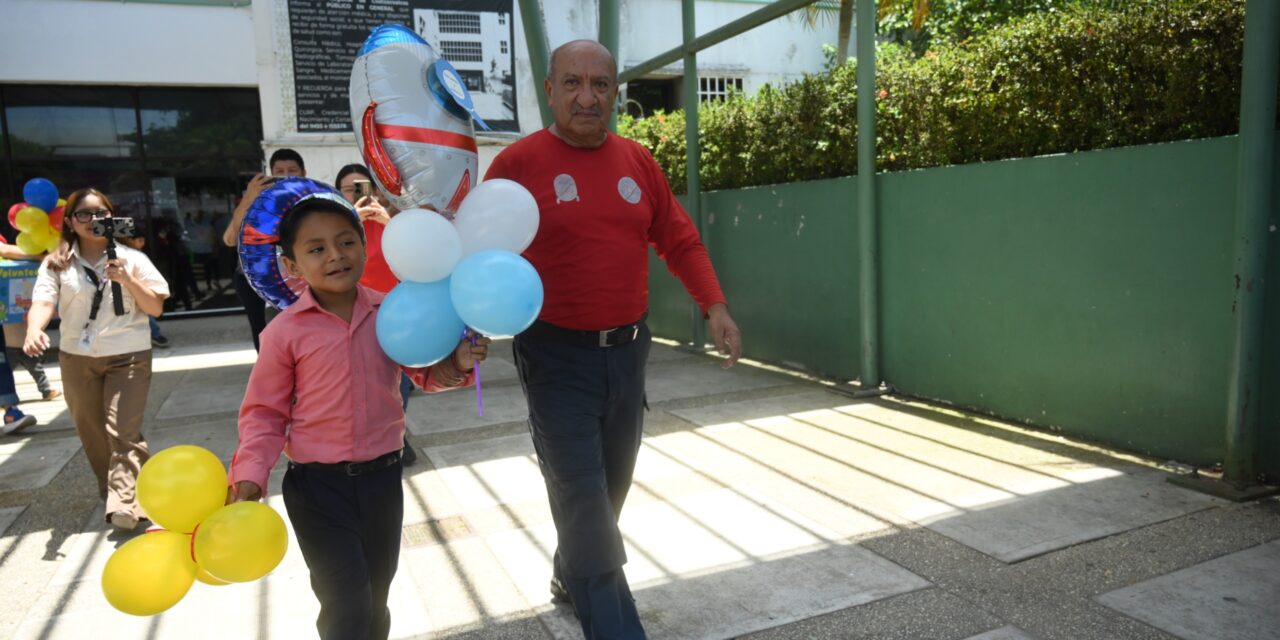 Vence Salvador la leucemia y cumple su sueño de ser Bombero Honorario en Coatzacoalcos