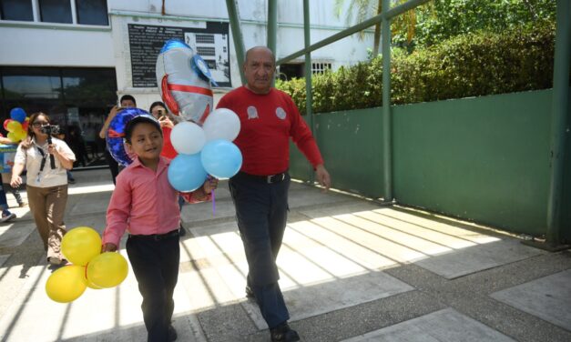 Vence Salvador la leucemia y cumple su sueño de ser Bombero Honorario en Coatzacoalcos
