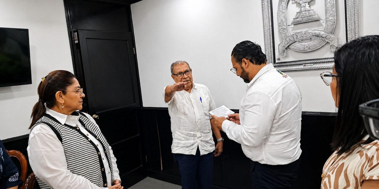 Toma protesta el profesor Gilberto Peralta Baltazar como nuevo cronista de la ciudad de Coatzacoalcos