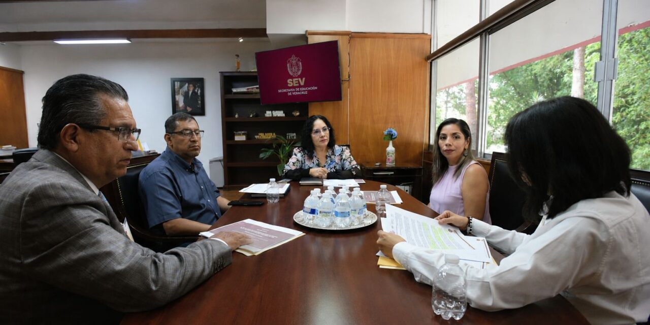 Acompaña SEV proyecto de investigación de la BCENV para la educación rural