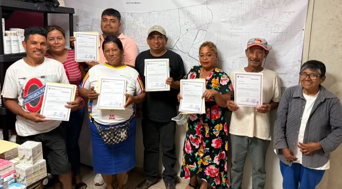 Seis familias reciben derechos de posesión de sus nuevos terrenos en Los Almendros