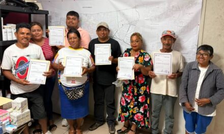 Seis familias reciben derechos de posesión de sus nuevos terrenos en Los Almendros