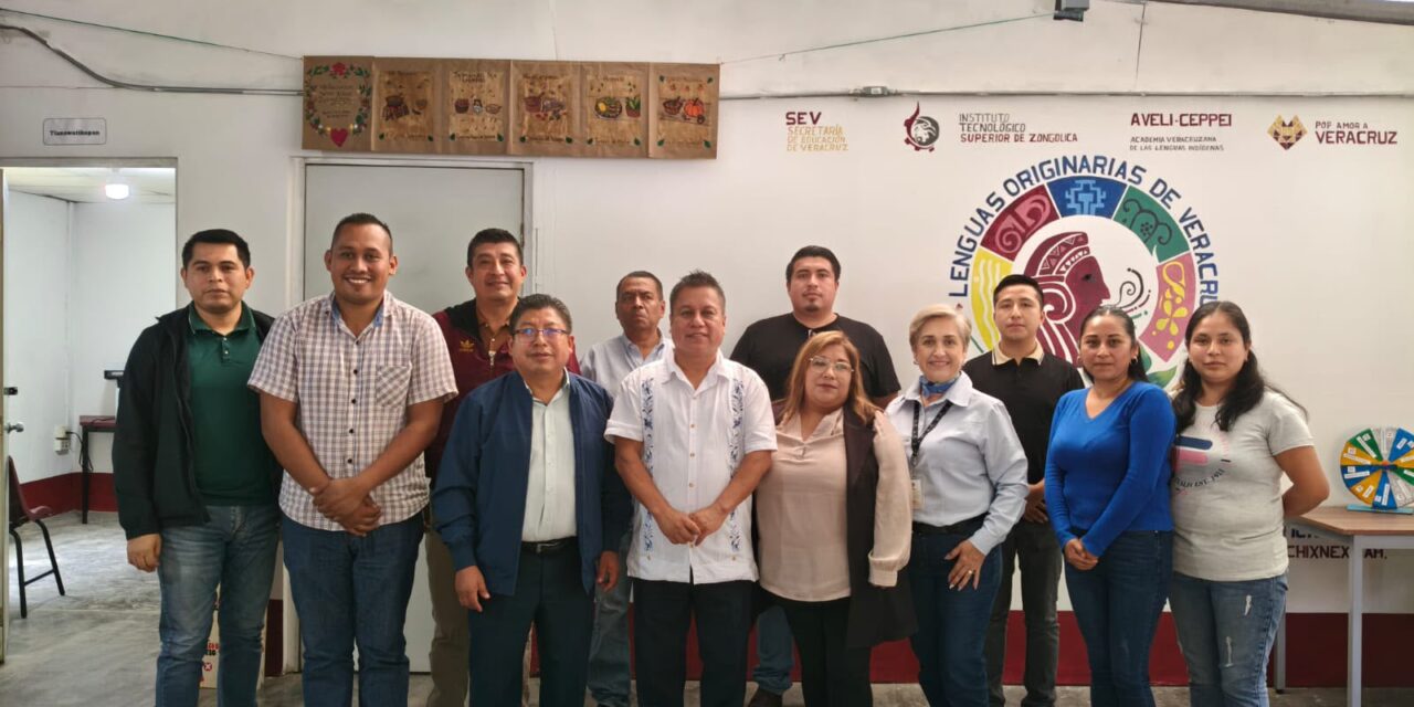 Participan docentes y líderes comunitarios en talleres de capacitación lingüística