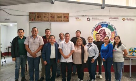 Participan docentes y líderes comunitarios en talleres de capacitación lingüística