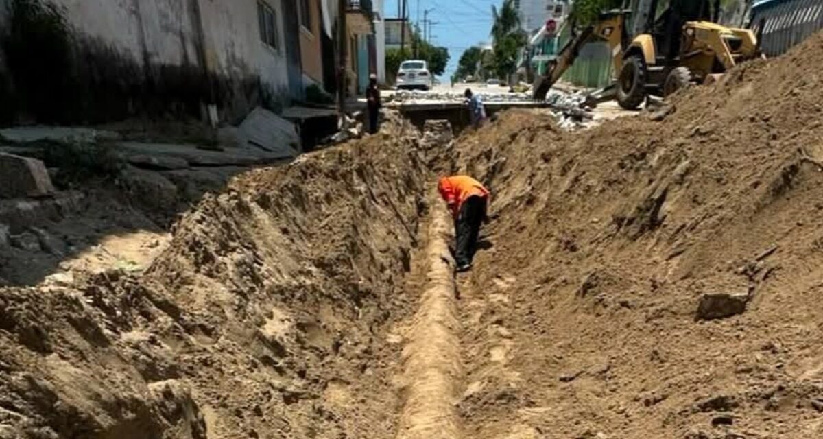 Avanzan trabajos de reparación de socavón en la calle Lucas Alamán de Coatzacoalcos
