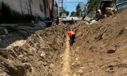 Avanzan trabajos de reparación de socavón en la calle Lucas Alamán de Coatzacoalcos