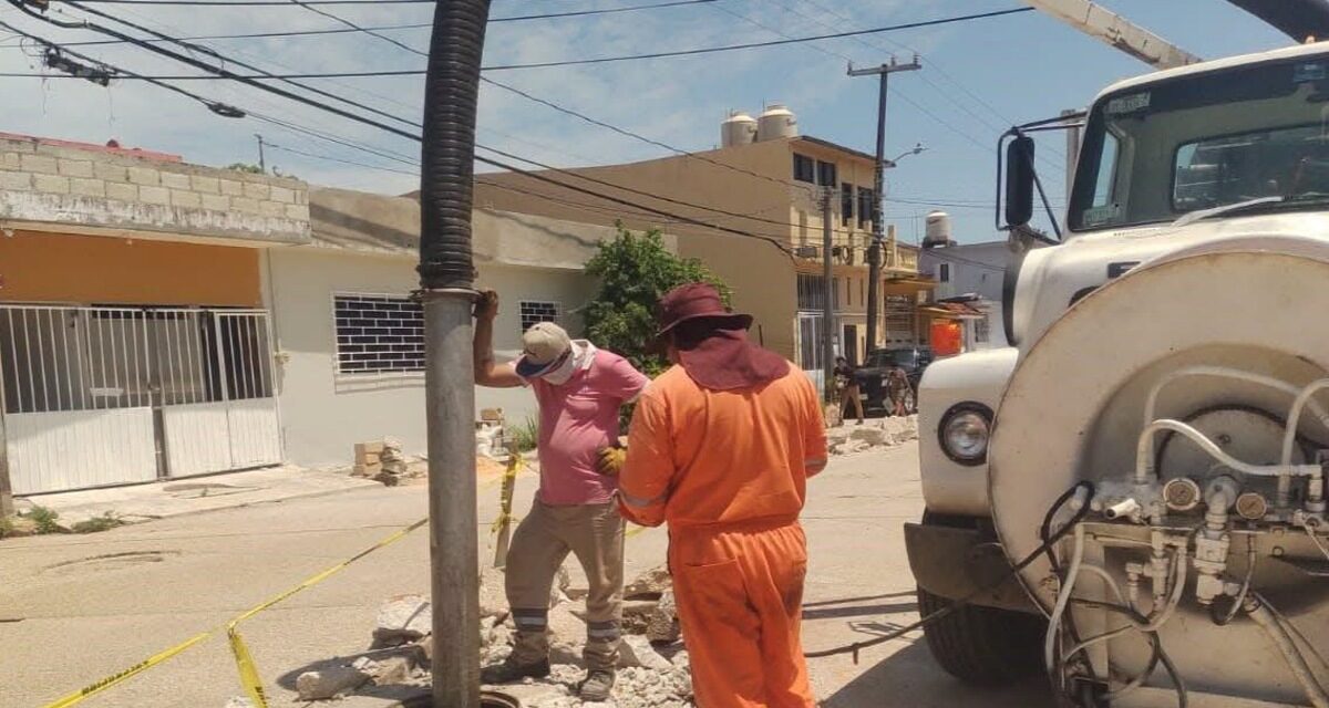 Con equipo Vactor, Ayuntamiento de Coatzacoalcos desazolva drenajes en Santa Isabel