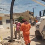 Con equipo Vactor, Ayuntamiento de Coatzacoalcos desazolva drenajes en Santa Isabel