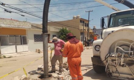 Con equipo Vactor, Ayuntamiento de Coatzacoalcos desazolva drenajes en Santa Isabel