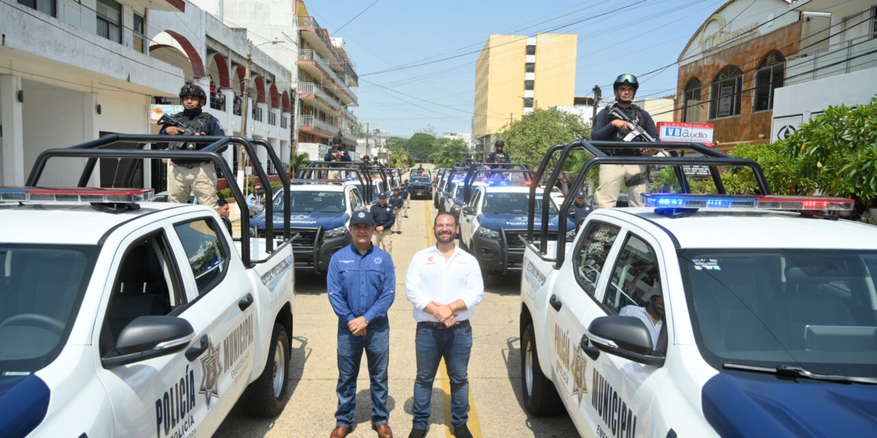 Entrega Pedro Miguel Rosaldo 10 patrullas y cuatro ambulancias para Coatzacoalcos