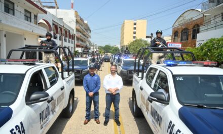 Entrega Pedro Miguel Rosaldo 10 patrullas y cuatro ambulancias para Coatzacoalcos