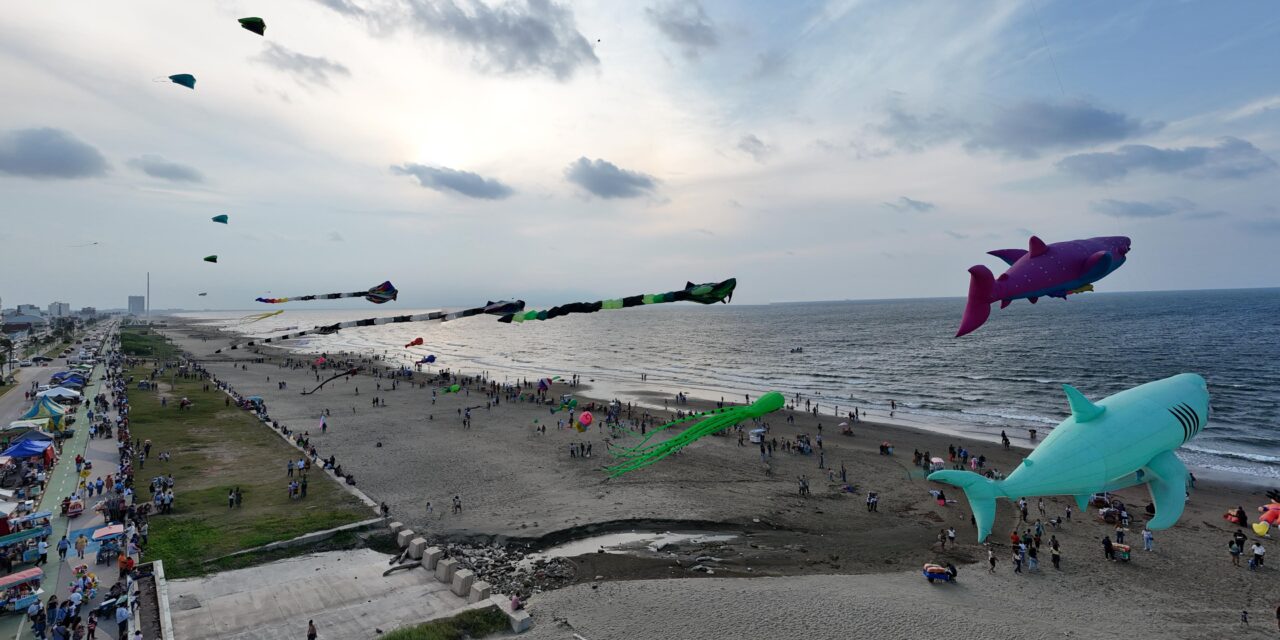 Papalotes gigantes llenan de color el cielo de Coatzacoalcos en el Festival del Mar