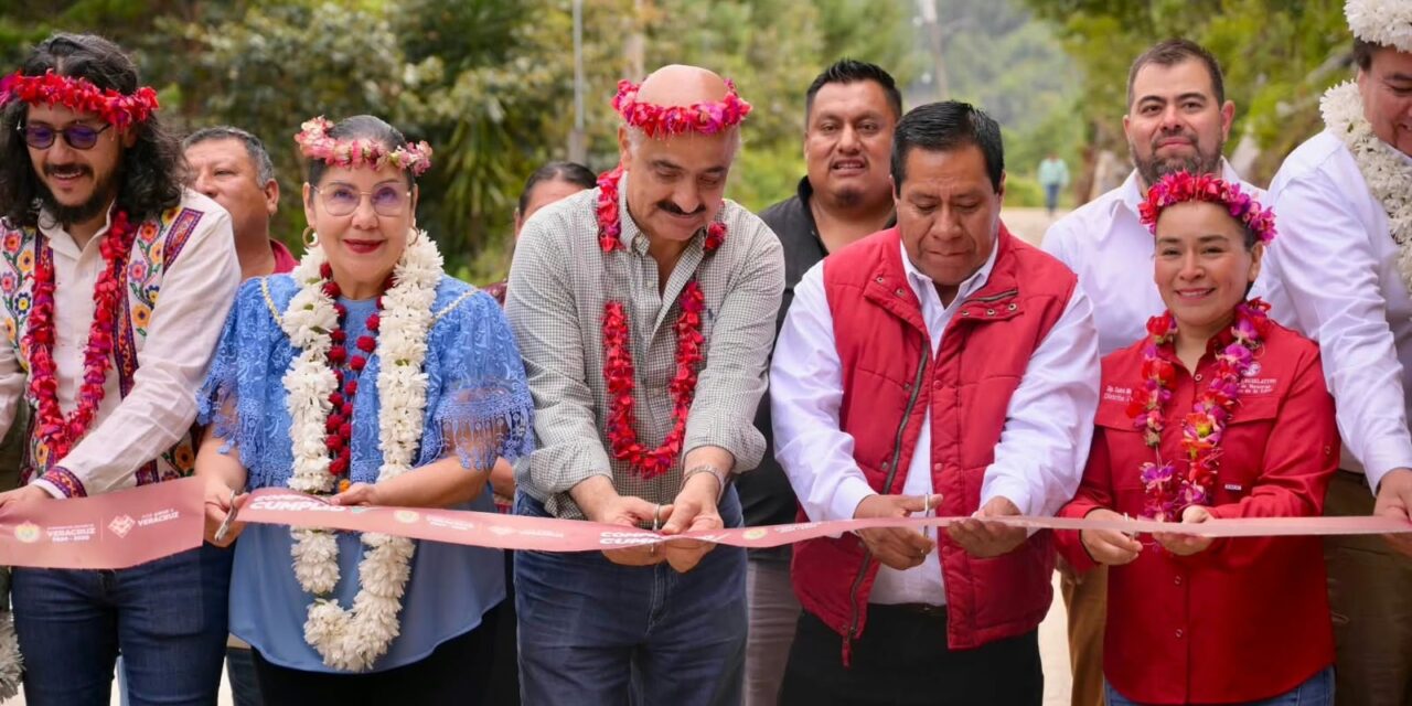 Sin distingo partidista, Gobierno de Veracruz atiende demanda histórica de infraestructura en Atlahuilco