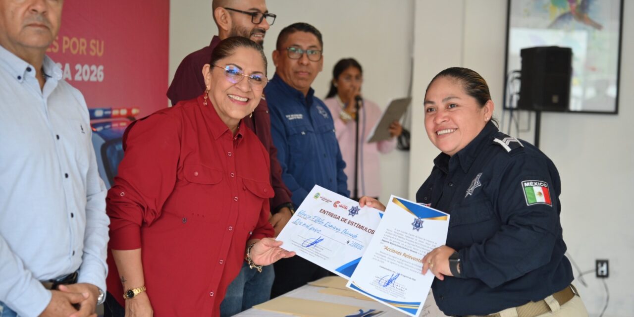 Entregan estímulos a policías municipales de Coatzacoalcos por su destacada labor