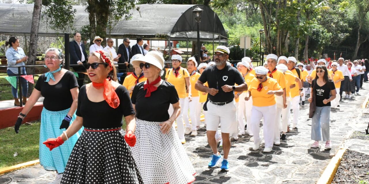 Desfile y Baile de la Alegría celebra a personas adultas mayores en Estancia Garnica