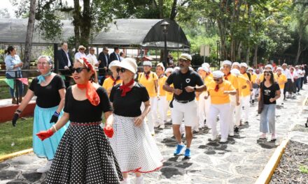 Desfile y Baile de la Alegría celebra a personas adultas mayores en Estancia Garnica