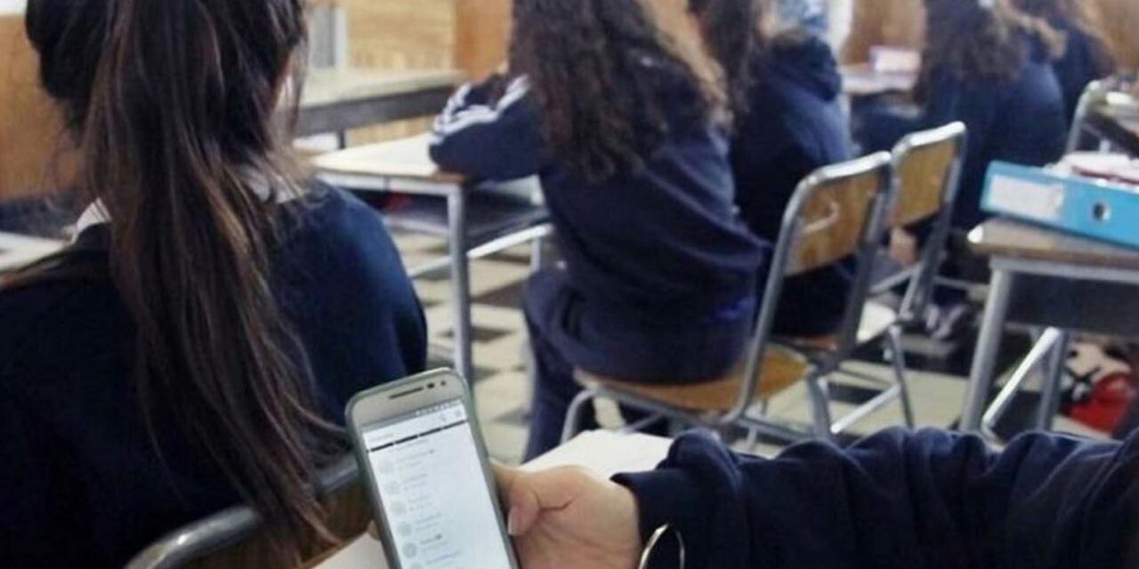Por decreto en Veracruz se prohibirá uso de celulares para estudiantes y maestros de educación básica